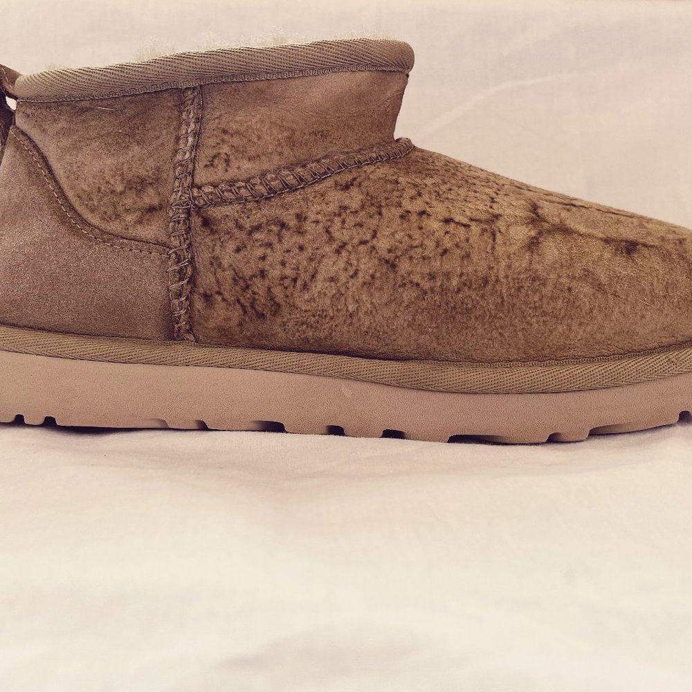 RARE print Ugg ultra mini size 8 tomatillo